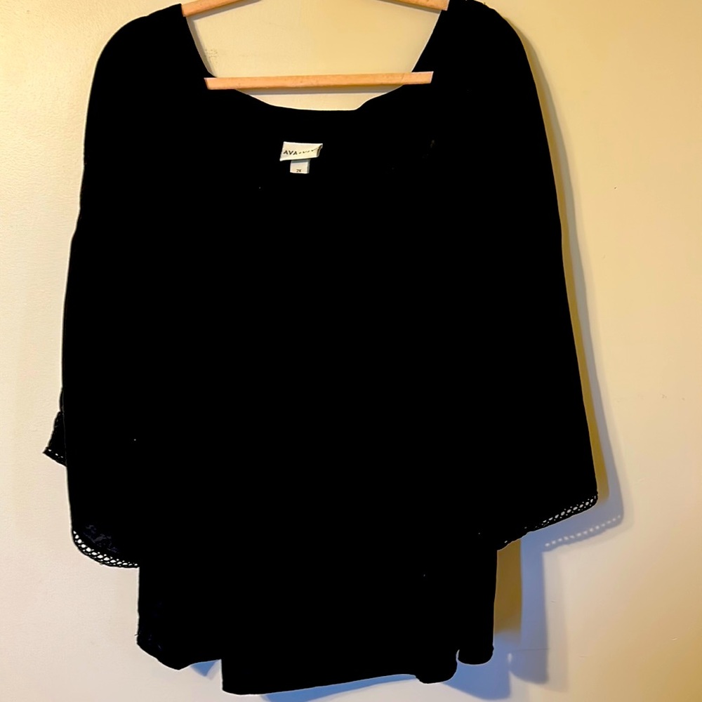 Black 3/4 shelve blouse